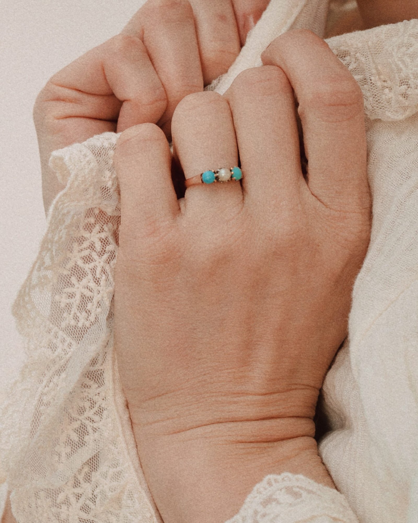 bague à la perle & aux deux turquoises bague à la perle & aux deux turquoises